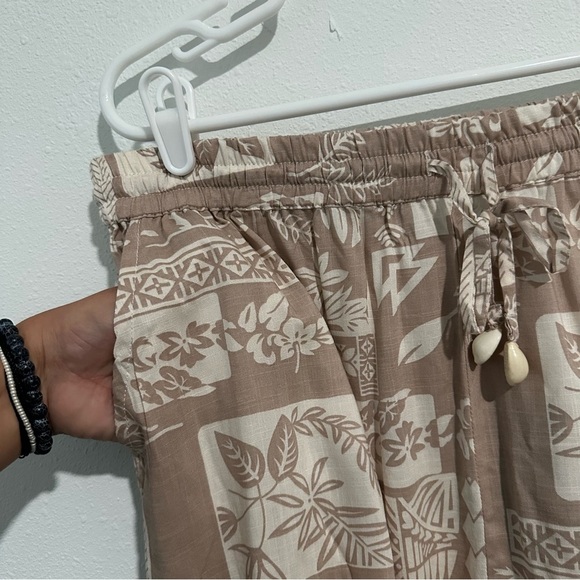 High Waisted Palm Print Shorts - Picture 3 of 4